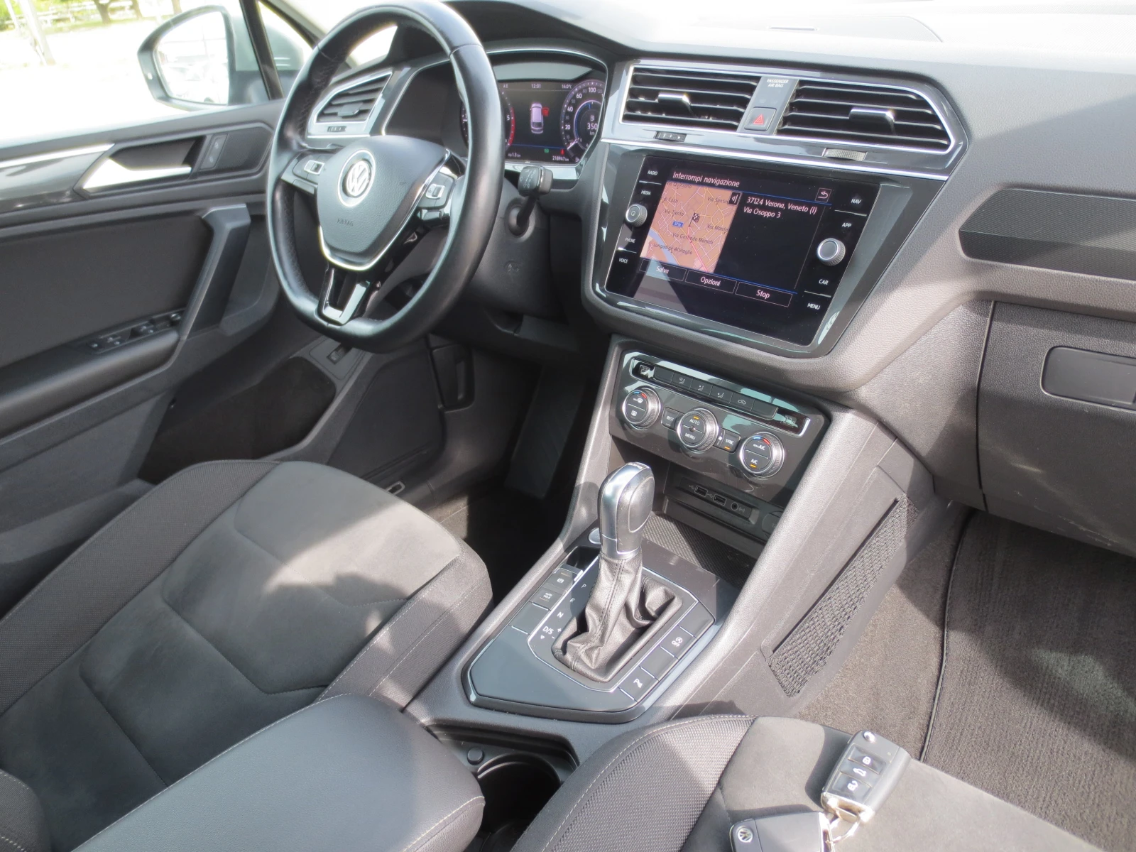 VW Tiguan 2.0 TDI , снимка 15 - Автомобили и джипове - 56542025