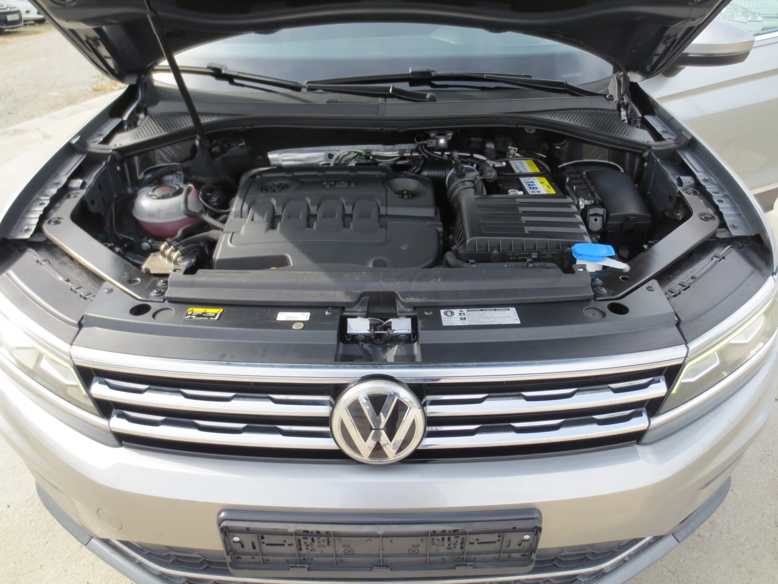 VW Tiguan 2.0 TDI , снимка 17 - Автомобили и джипове - 56542025
