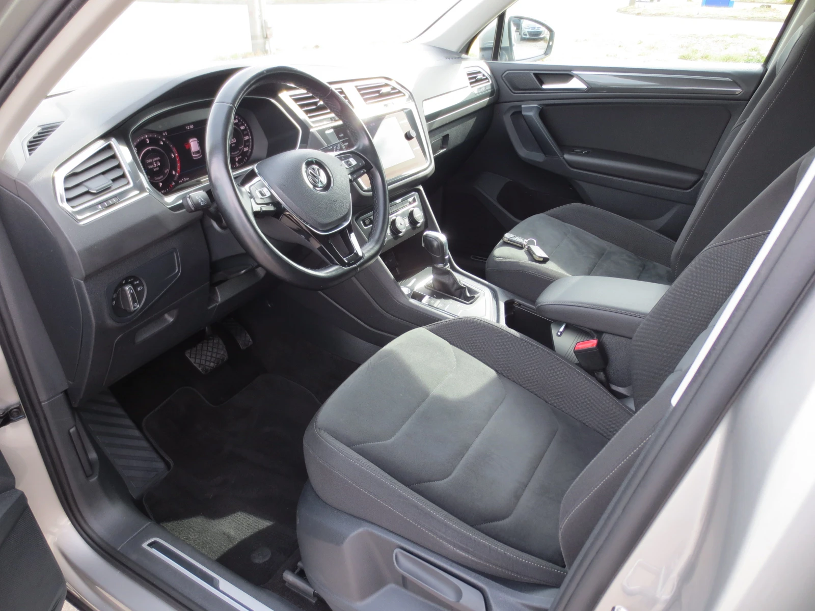 VW Tiguan 2.0 TDI , снимка 9 - Автомобили и джипове - 56542025