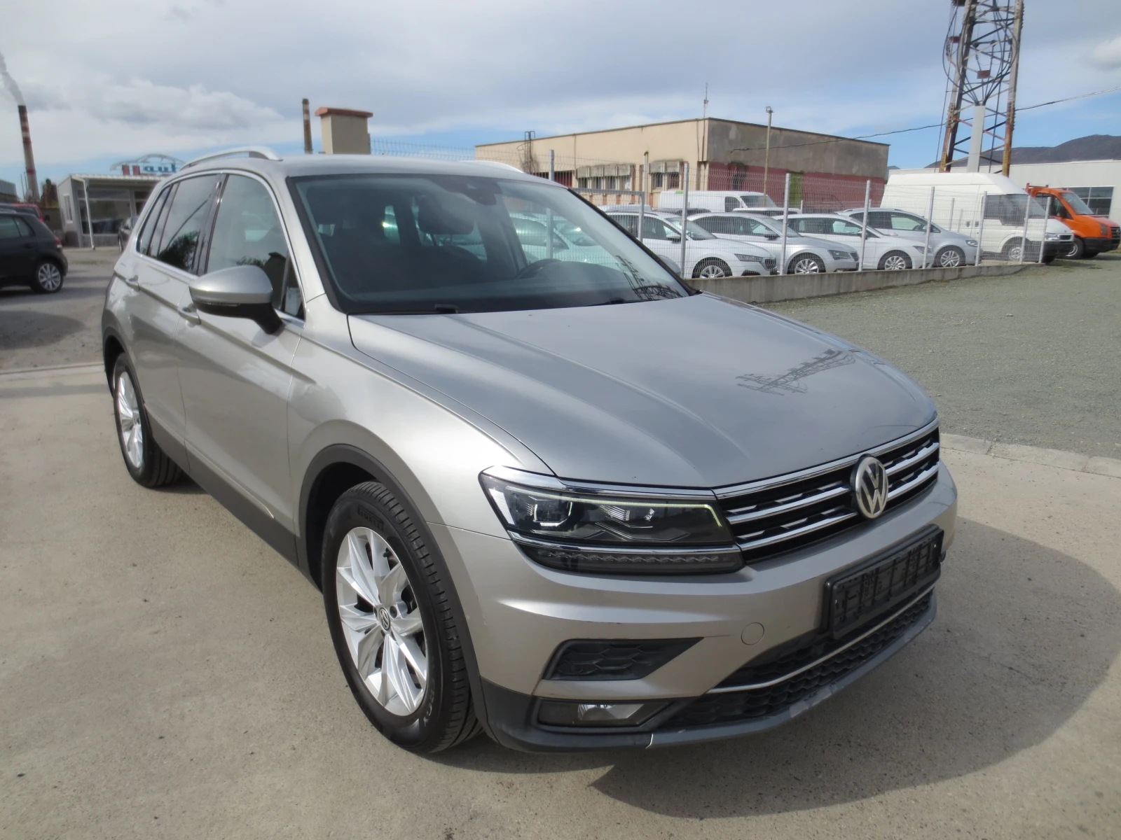 VW Tiguan 2.0 TDI , снимка 3 - Автомобили и джипове - 56542025