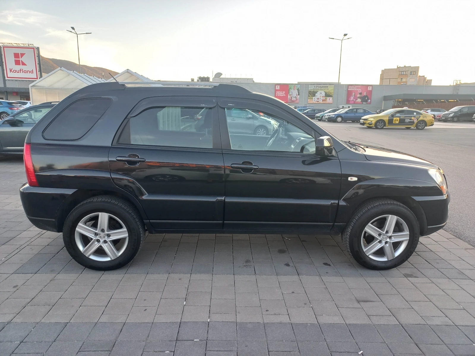 Kia Sportage 2.0 16V, снимка 2 - Автомобили и джипове - 56623840