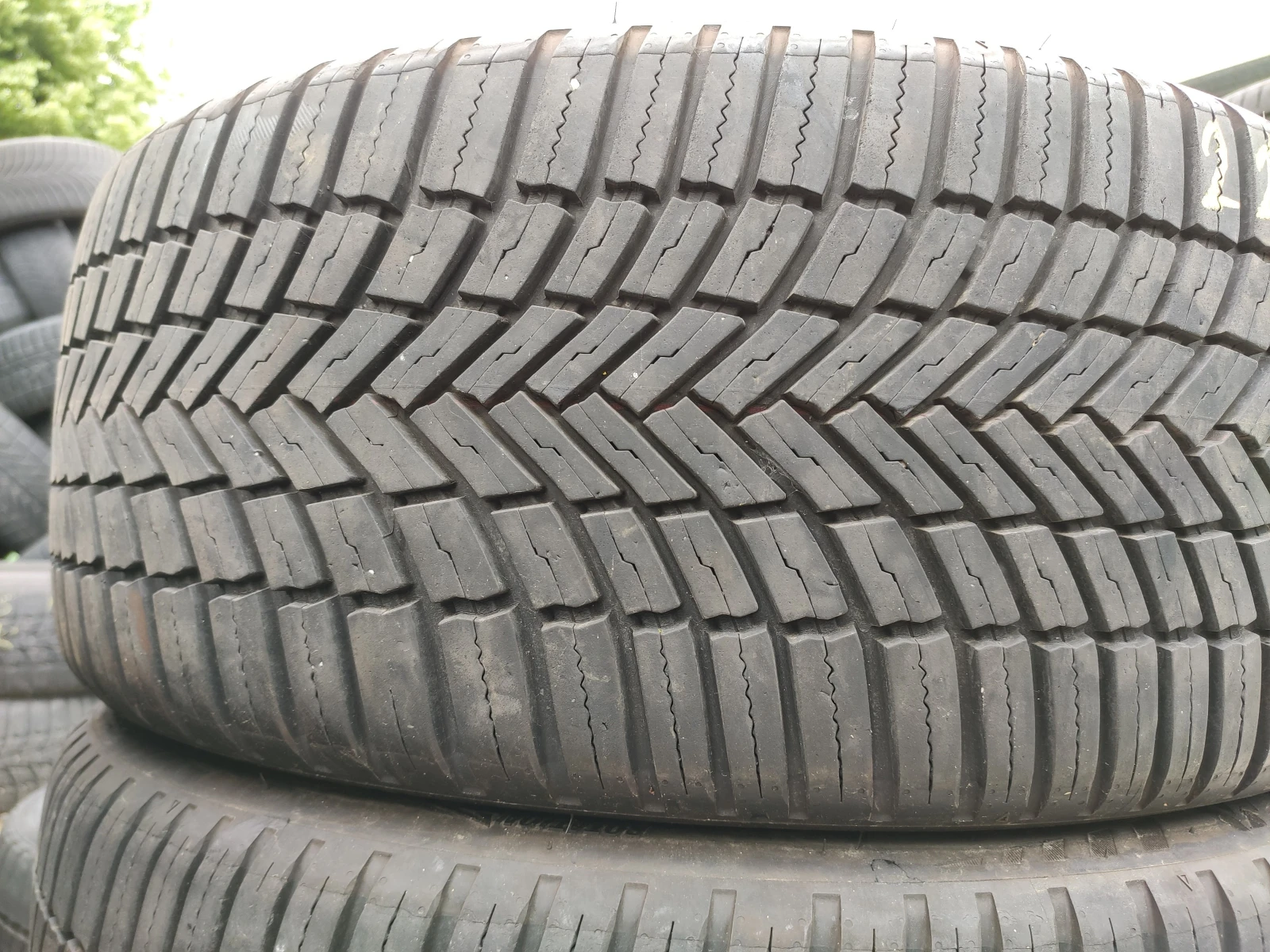 Гуми Всесезонни 225/40R19, снимка 3 - Гуми и джанти - 55492021