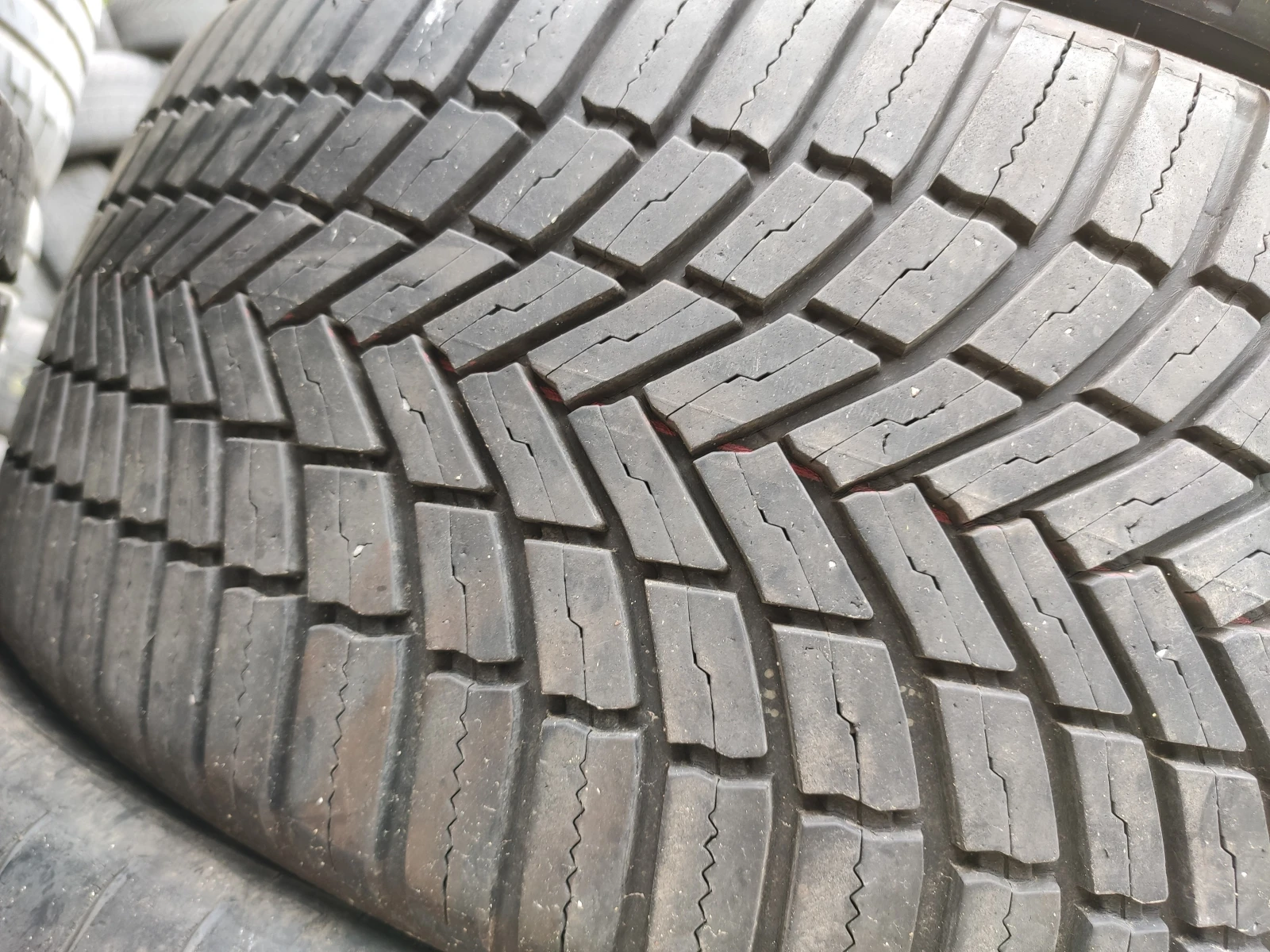 Гуми Всесезонни 225/40R19, снимка 2 - Гуми и джанти - 55492021