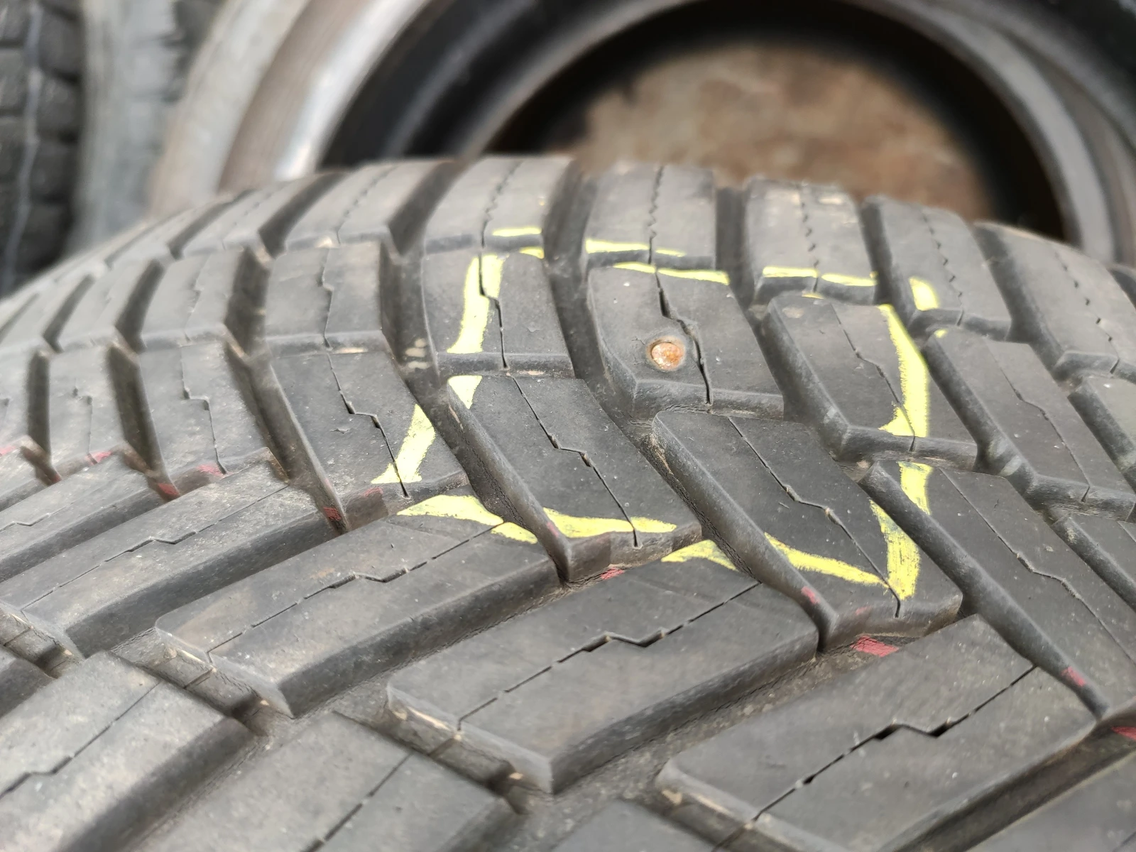 Гуми Всесезонни 225/40R19, снимка 9 - Гуми и джанти - 55492021