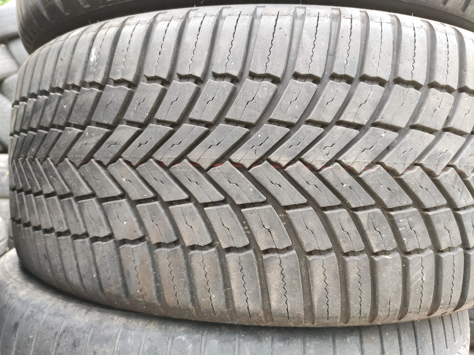 Гуми Всесезонни 225/40R19, снимка 4 - Гуми и джанти - 55492021