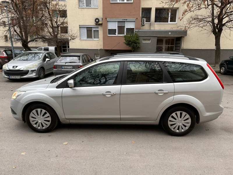 Ford Focus 1.6i Бензин/Парктроник/Климатик/100 к.с., снимка 4 - Автомобили и джипове - 48603668