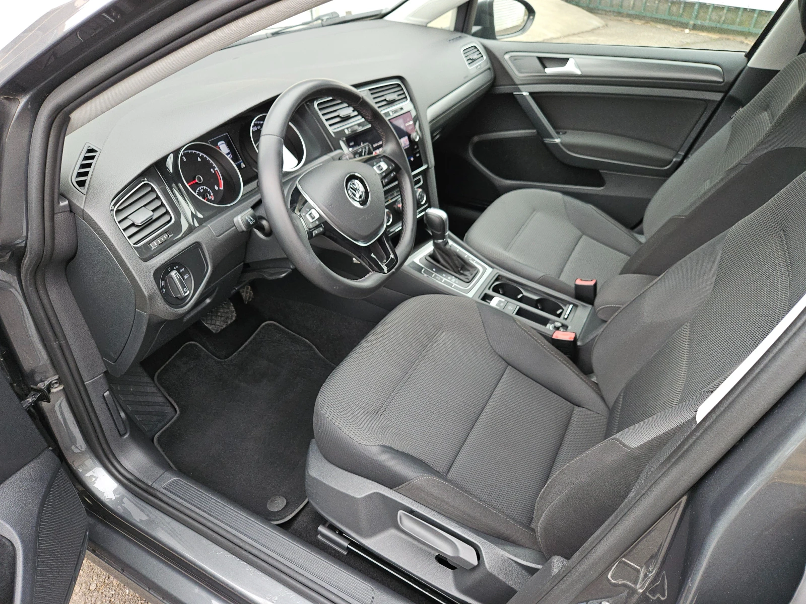 VW Golf 1.6TDI/HighLine/DSG/ДИСТРОНИК/LED/CARPLAY/БЛУТУТ - изображение 9