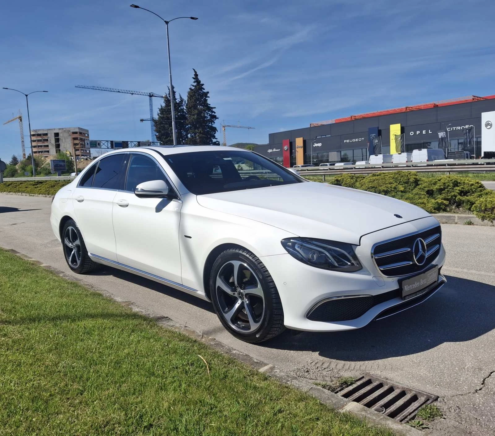 Mercedes-Benz E 200 4MATIC, снимка 3 - Автомобили и джипове - 54333264