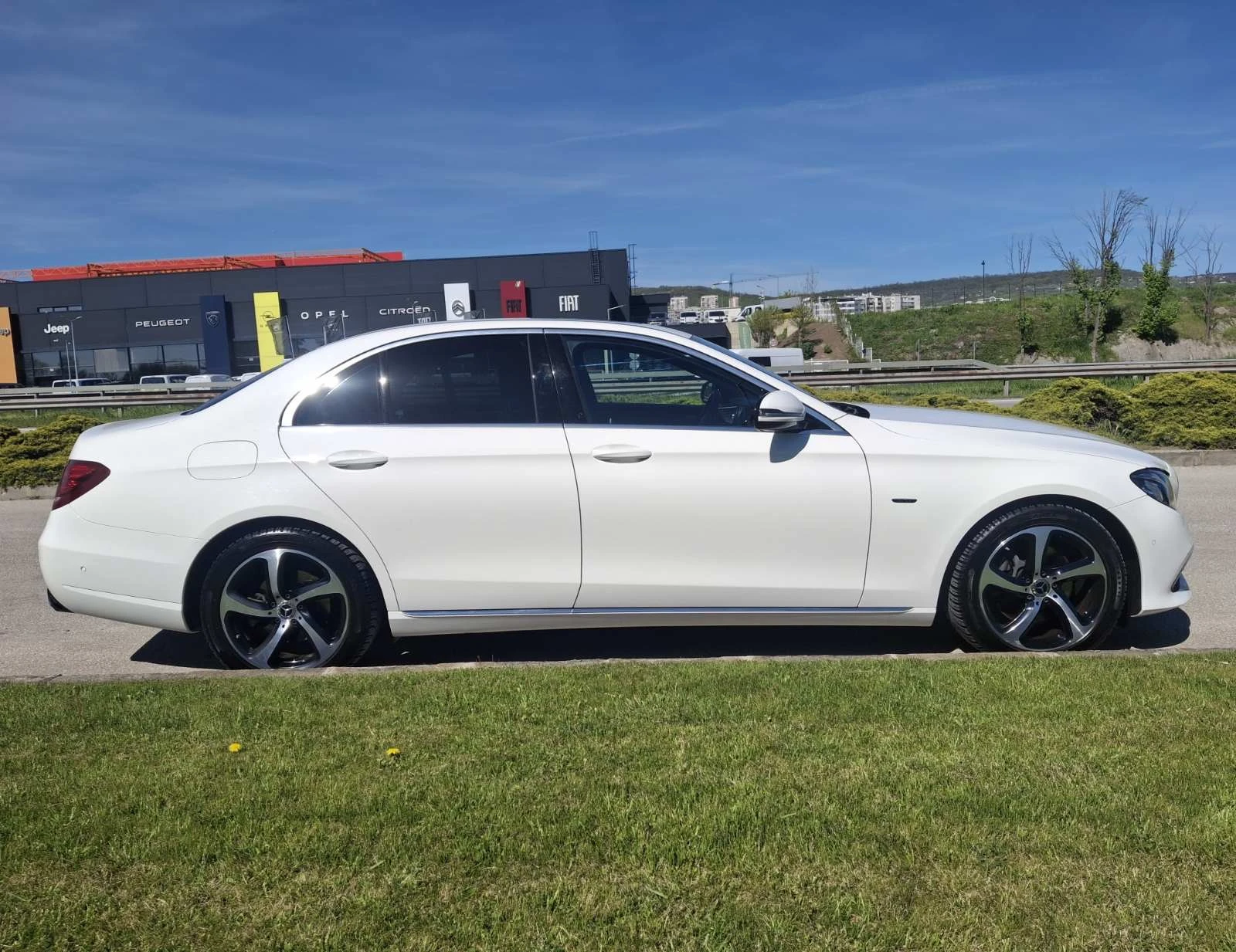 Mercedes-Benz E 200 4MATIC, снимка 5 - Автомобили и джипове - 54333264