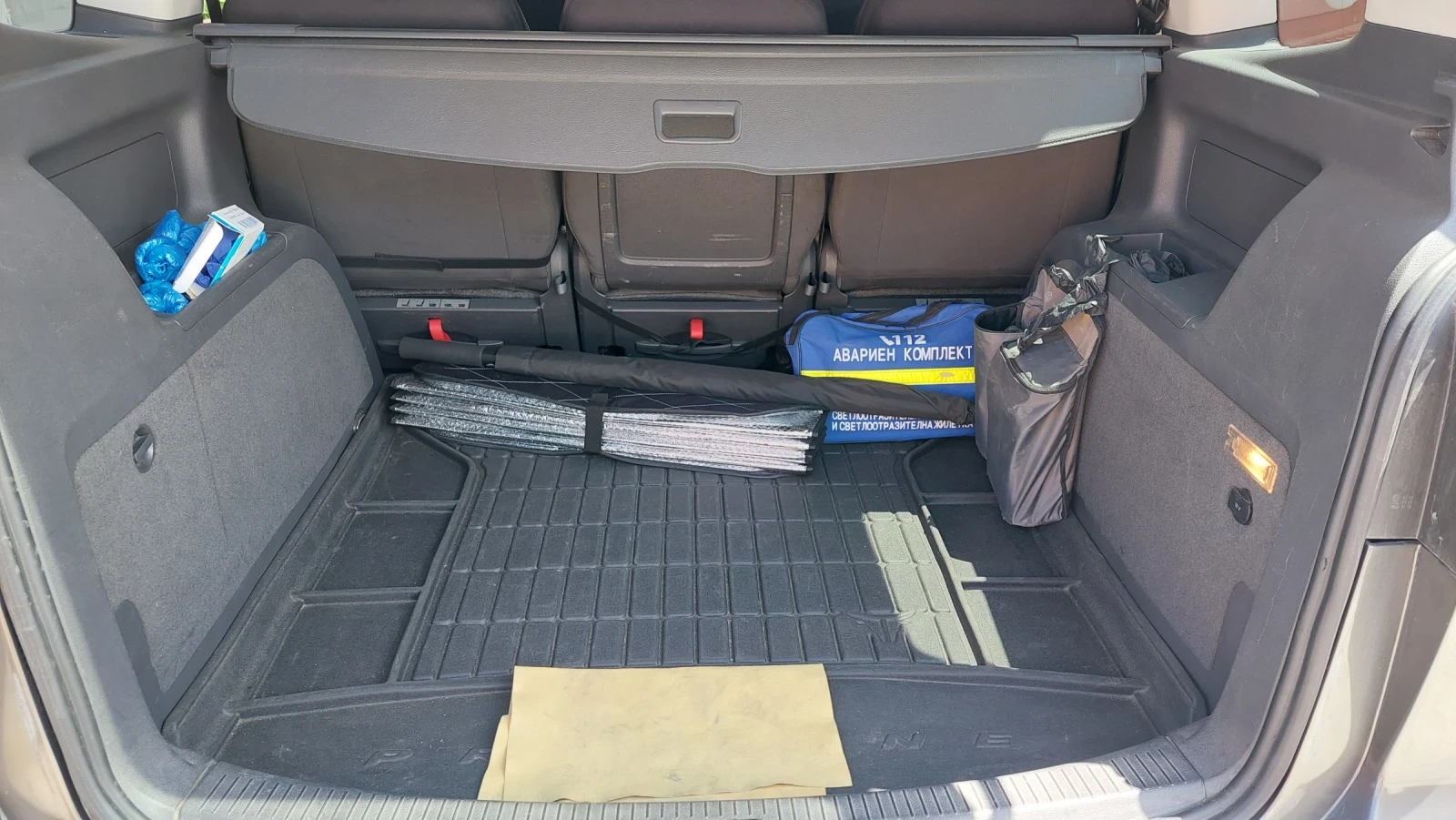 VW Touran 2.TDI, снимка 13 - Автомобили и джипове - 55420635