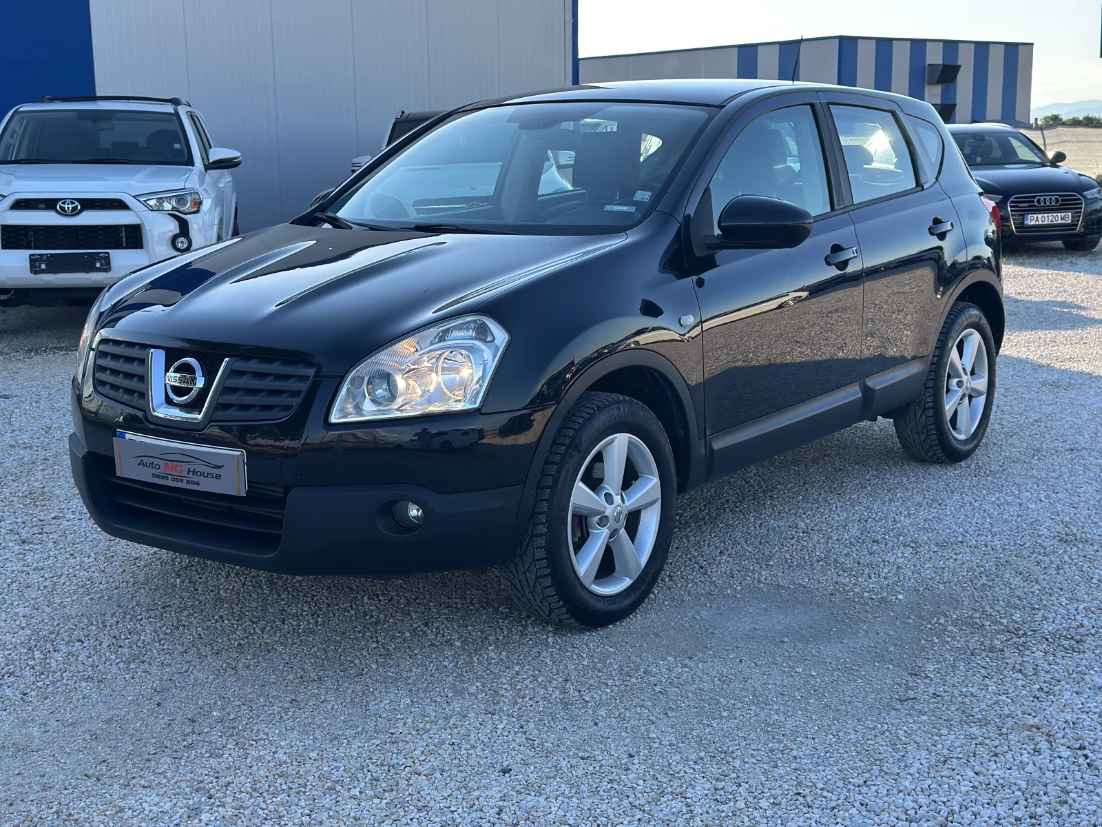 Nissan Qashqai 4x4 | ОБСЛУЖЕНА | ВСИЧКО ПЛАТЕНО, снимка 2 - Автомобили и джипове - 55189470