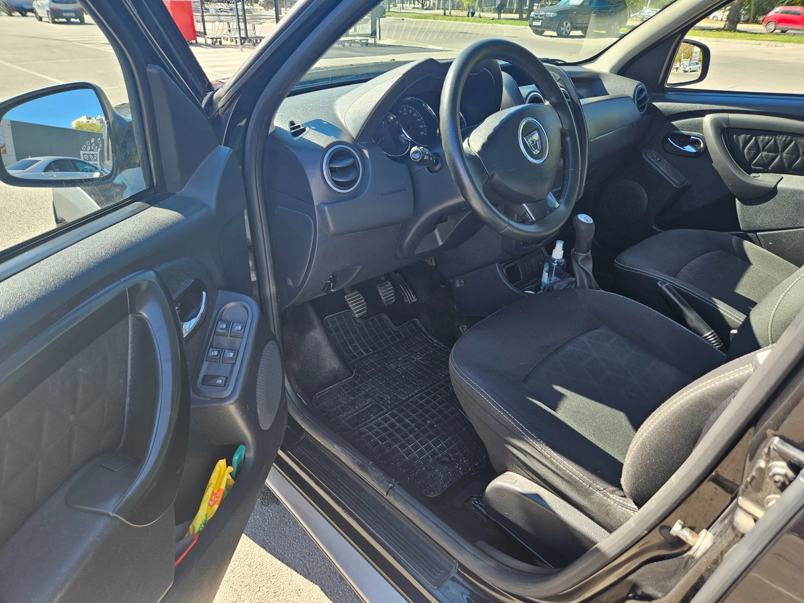 Dacia Duster Газ/бензин 1.6, снимка 10 - Автомобили и джипове - 56351386