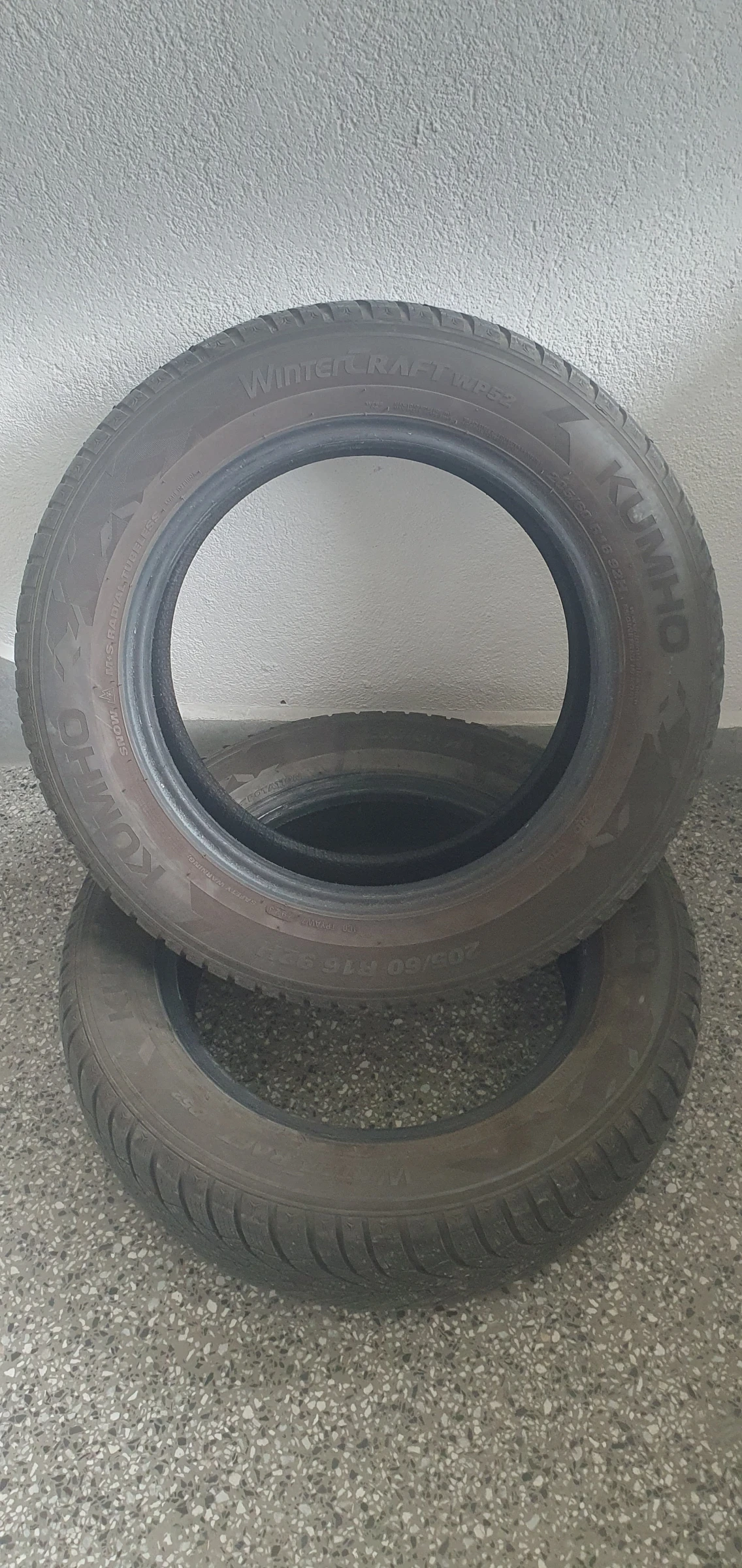 Гуми Зимни 205/60R16, снимка 4 - Гуми и джанти - 56234664
