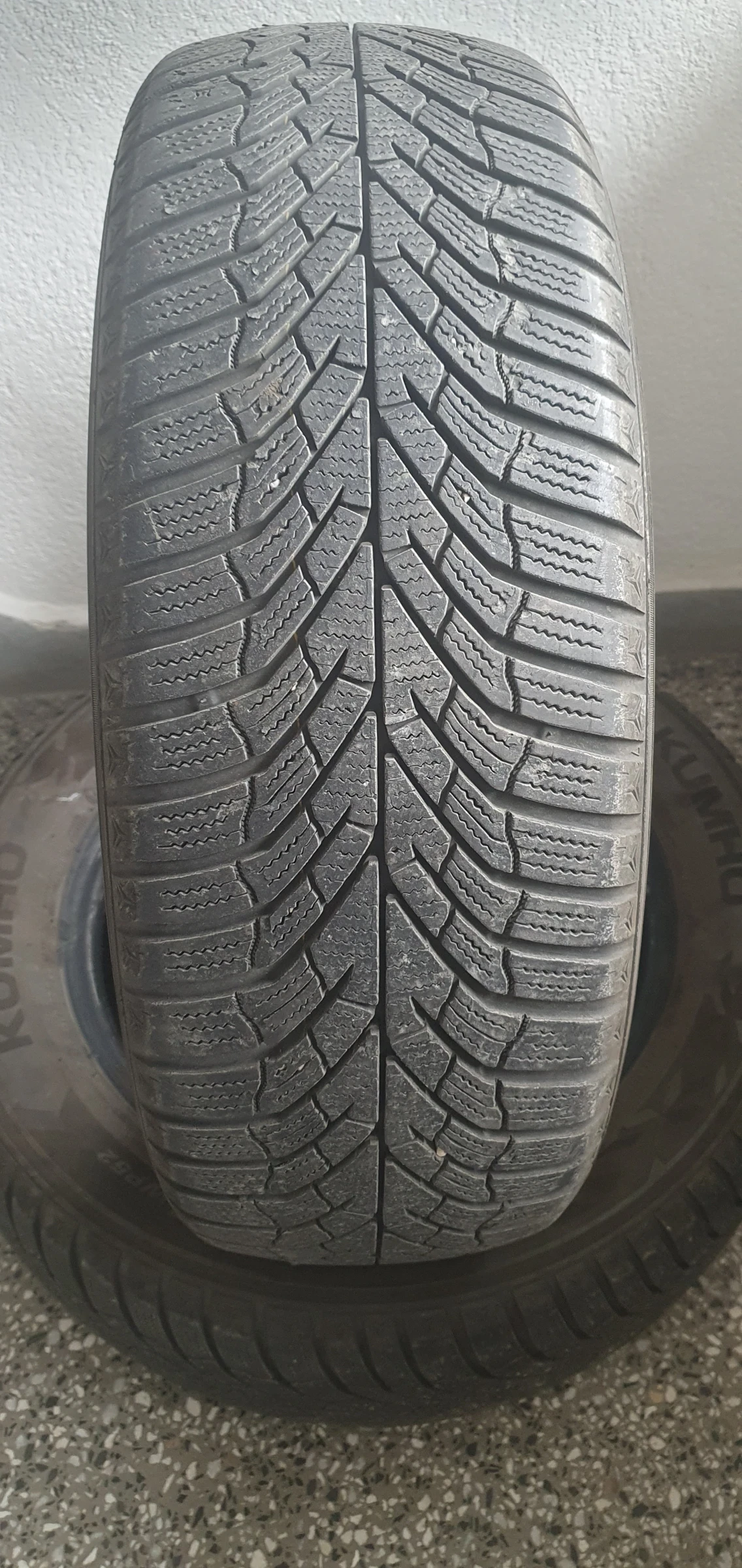 Гуми Зимни 205/60R16, снимка 2 - Гуми и джанти - 56234664