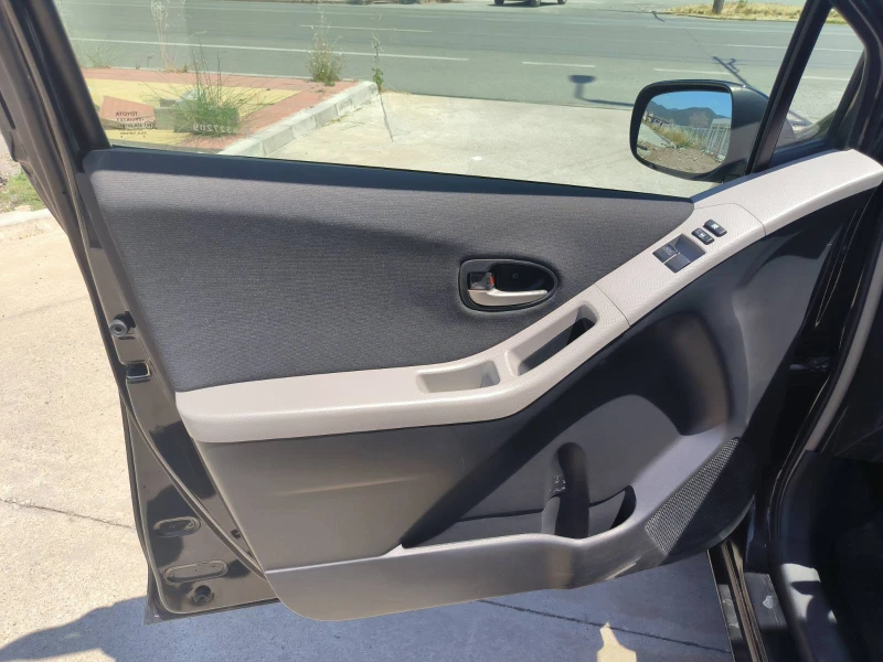 Toyota Yaris 1.3i-Gpl-Euro-4, снимка 12 - Автомобили и джипове - 50904633