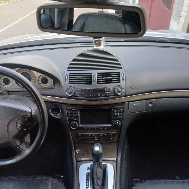 Mercedes-Benz E 500, снимка 16 - Автомобили и джипове - 52560878