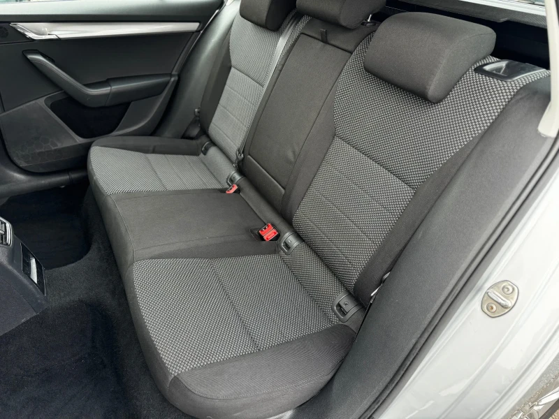 Skoda Octavia 1.6TDI 110kc сервизна история, снимка 13 - Автомобили и джипове - 52725042