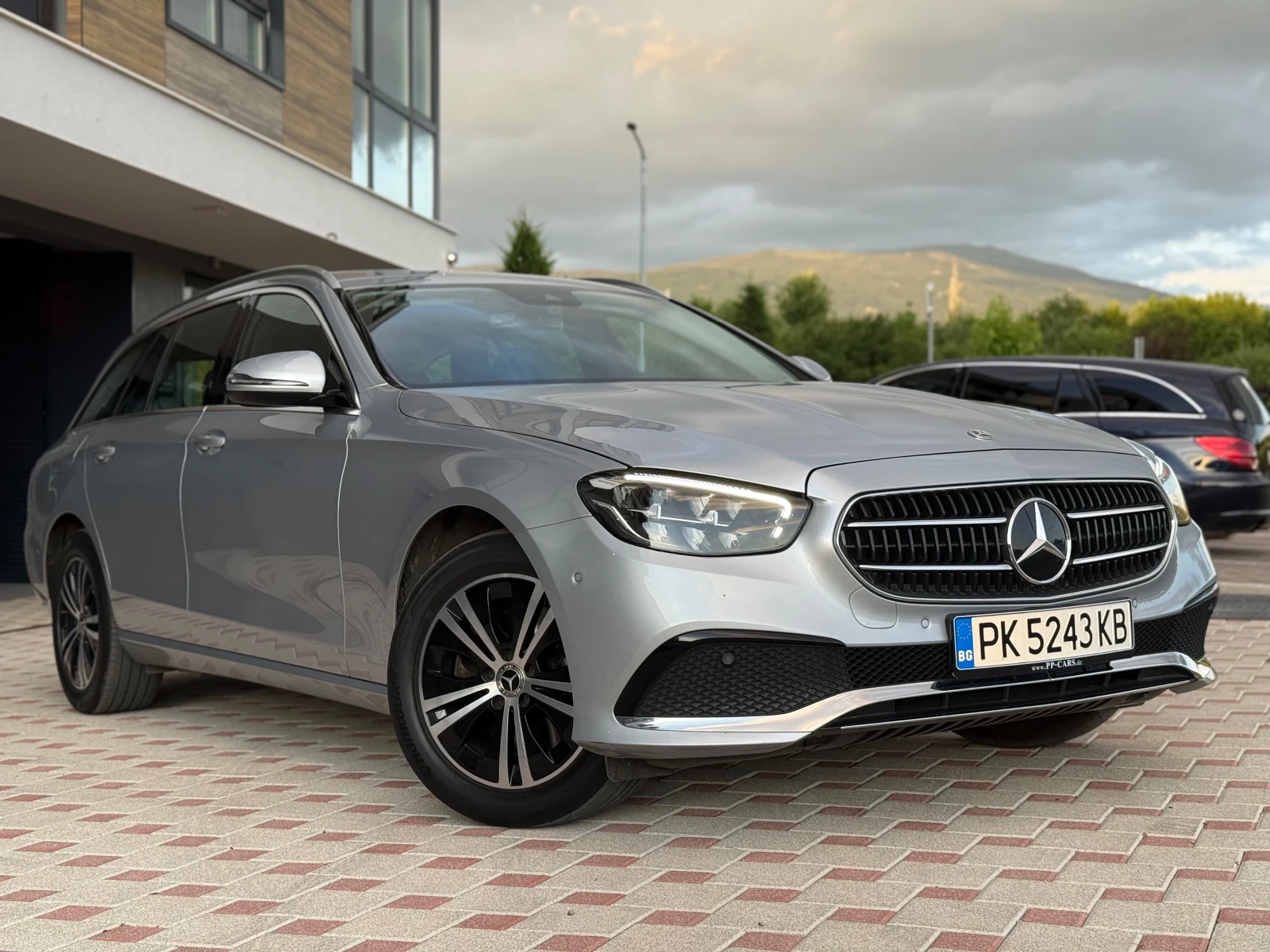Mercedes-Benz E 220 Avangarde, 4MATIC, LED, Camera - изображение 2