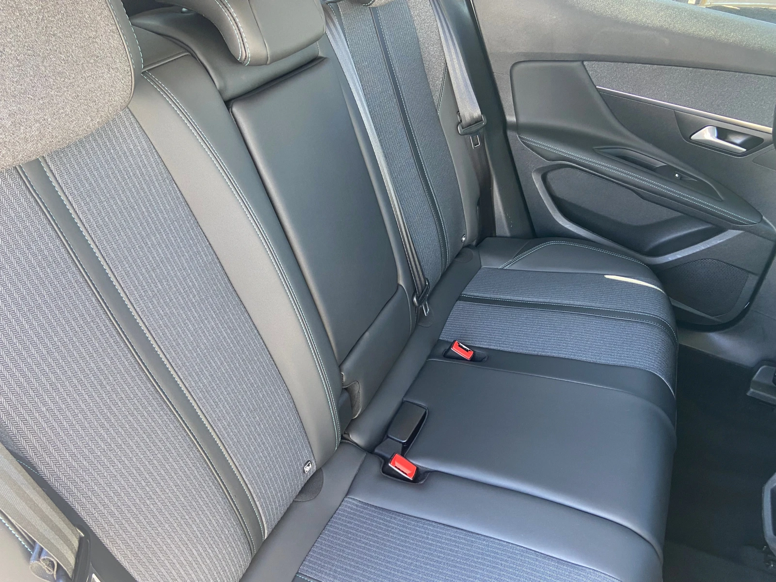 Peugeot 3008 Allure - 1.2i, снимка 13 - Автомобили и джипове - 53797220