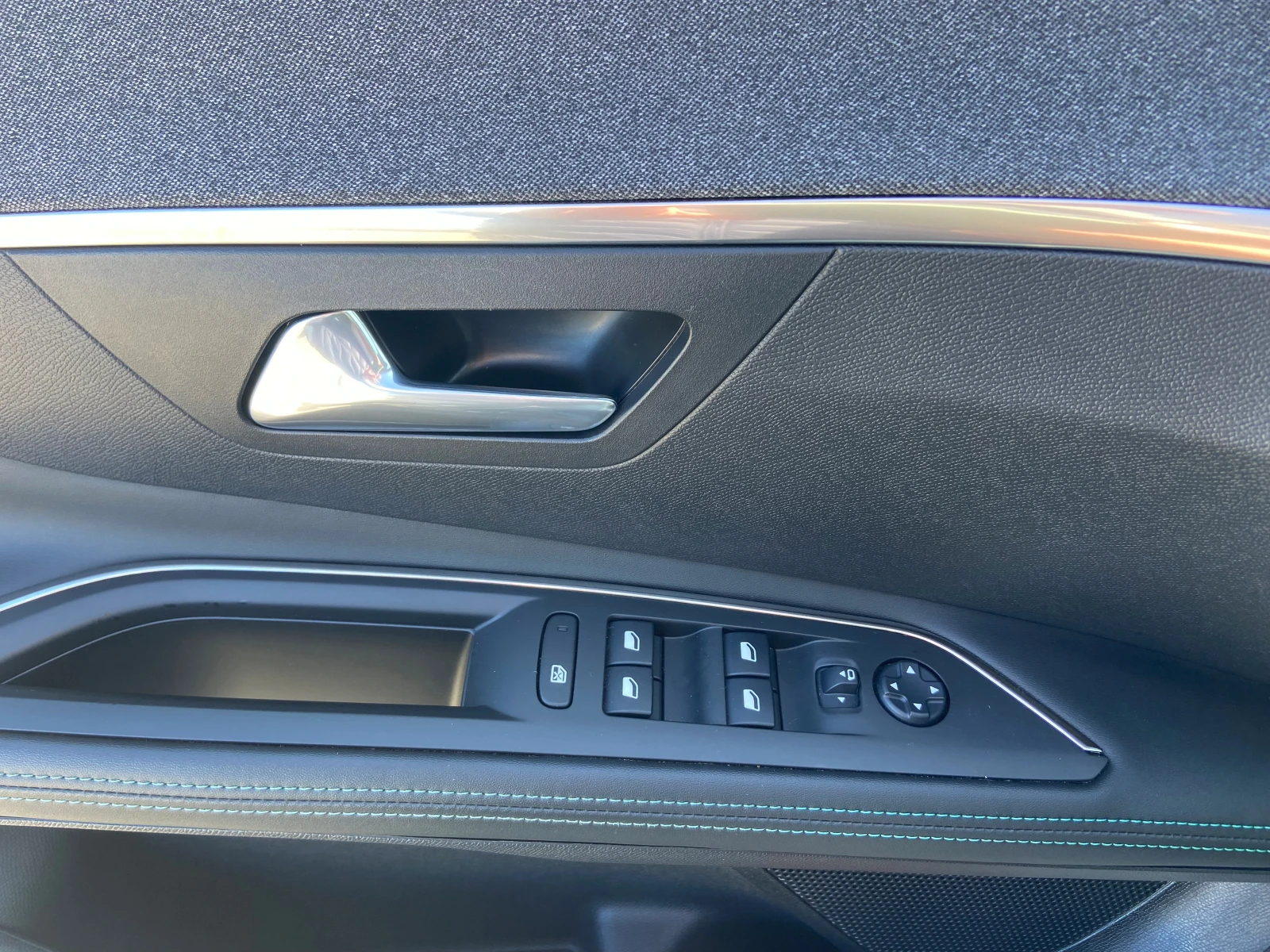 Peugeot 3008 Allure - 1.2i, снимка 6 - Автомобили и джипове - 53797220