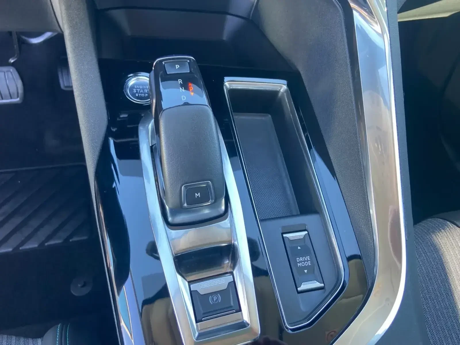 Peugeot 3008 Allure - 1.2i, снимка 10 - Автомобили и джипове - 53797220