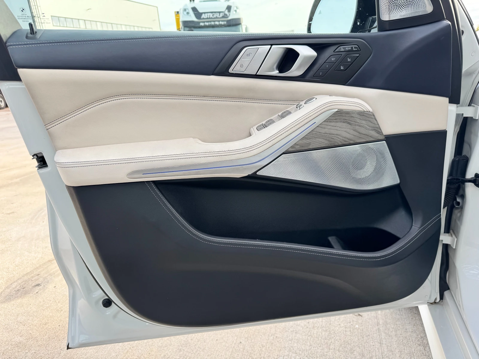 BMW X7 M50i / INDIVIDUAL / Bowers & Wilkins / Panorama | Mobile.bg   15