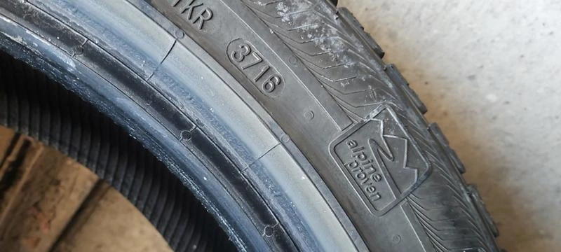 Гуми Зимни 225/45R17, снимка 8 - Гуми и джанти - 30924869