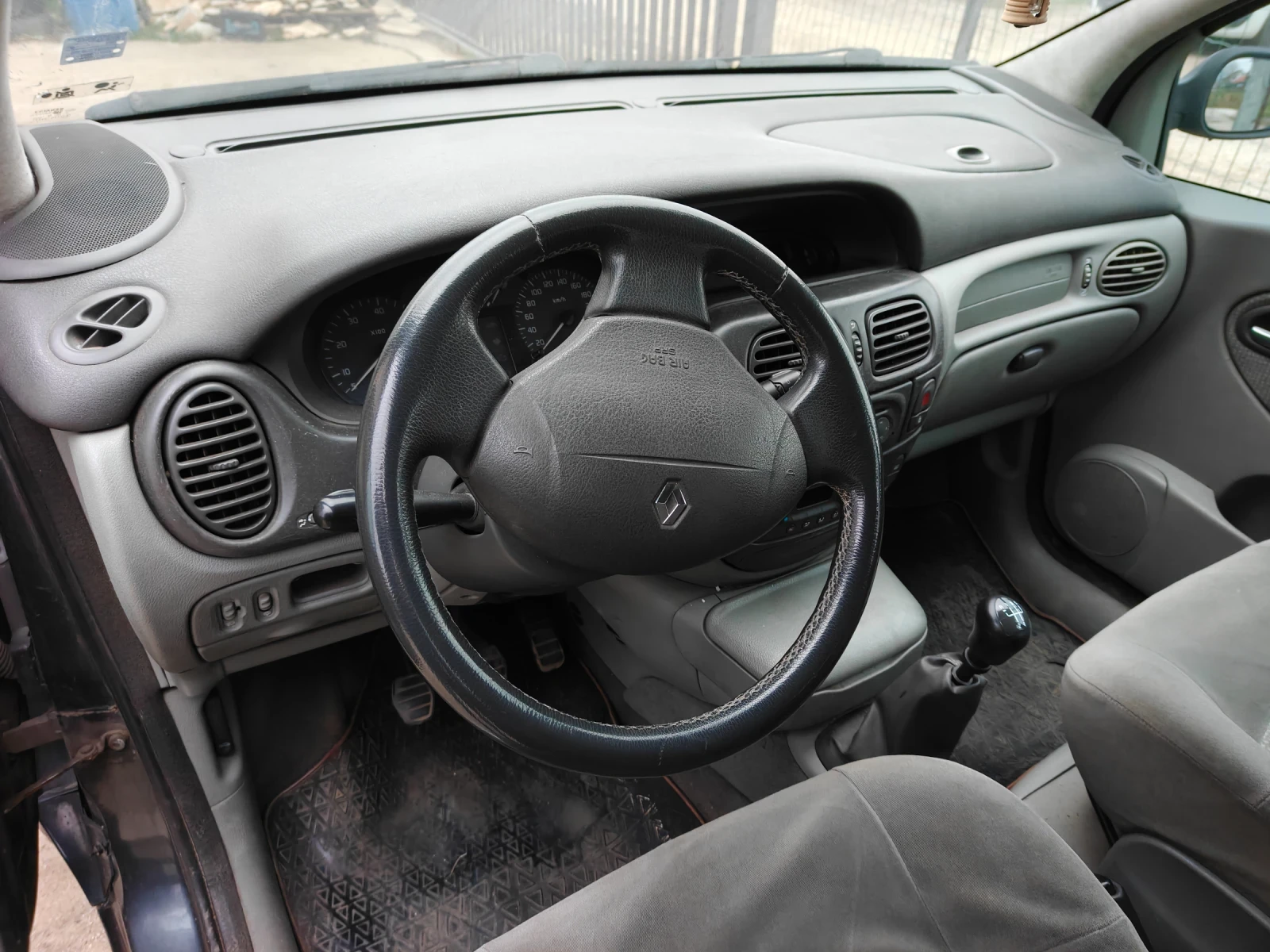 Renault Scenic 1.9 dci 102кс., снимка 8 - Автомобили и джипове - 53901857