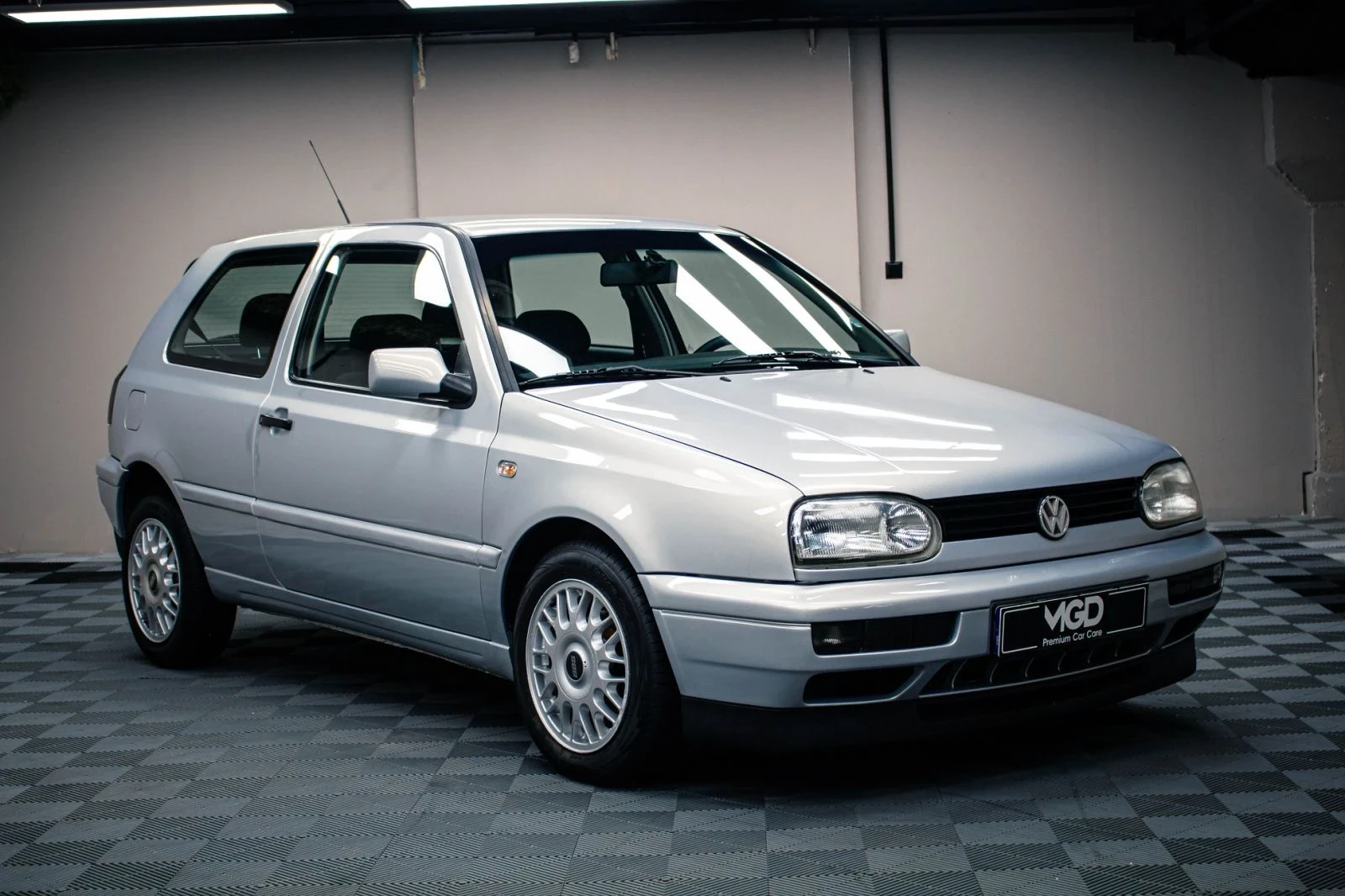 VW Golf 1.8 АВТОМАТ УНИКАТ, снимка 2 - Автомобили и джипове - 55249187