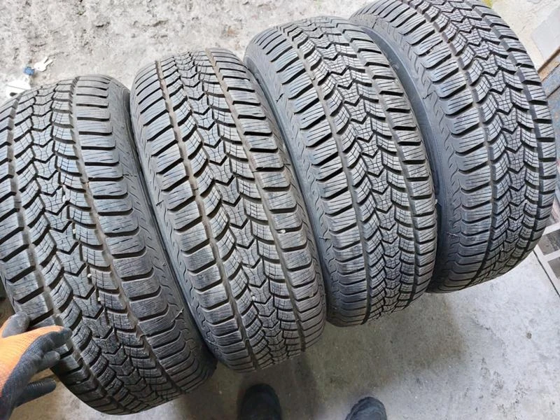 Гуми Зимни 215/65R16, снимка 1 - Гуми и джанти - 37120564