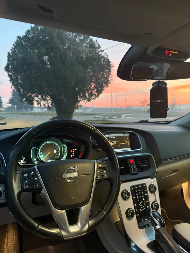 Volvo V40 Cross Country, снимка 8 - Автомобили и джипове - 52900639