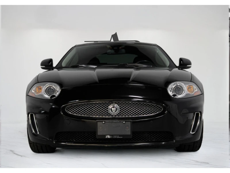 Jaguar Xk8 Coupe * B&W * БЕЗ ИНЦИДЕНТИ * СЕРВИЗНА КНИЖКА * , снимка 2 - Автомобили и джипове - 53587055