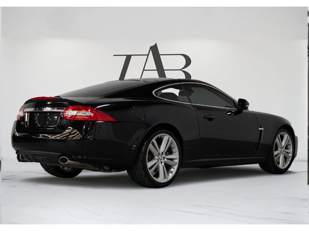 Jaguar Xk8 Coupe * B&W * БЕЗ ИНЦИДЕНТИ * СЕРВИЗНА КНИЖКА *  - изображение 4