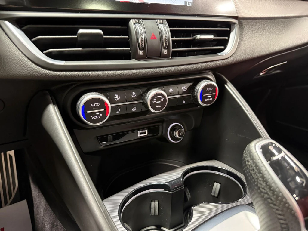Alfa Romeo Giulia Veloce* Червена кожа* H/K* Камера* Дистроник* Разш, снимка 15 - Автомобили и джипове - 55148152