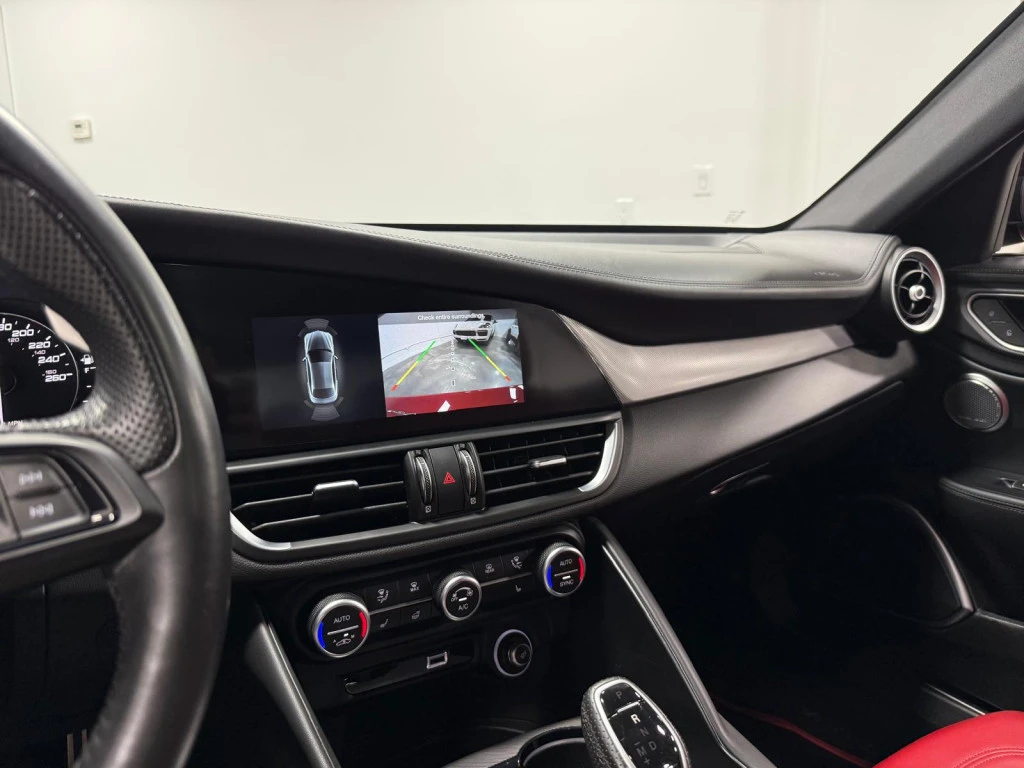 Alfa Romeo Giulia Veloce* Червена кожа* H/K* Камера* Дистроник* Разш, снимка 9 - Автомобили и джипове - 55148152