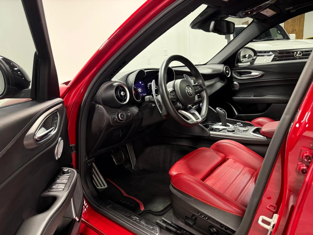 Alfa Romeo Giulia Veloce* Червена кожа* H/K* Камера* Дистроник* Разш, снимка 7 - Автомобили и джипове - 55148152