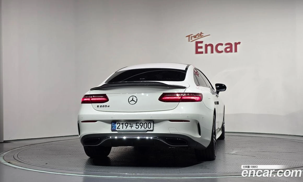 Mercedes-Benz E 220 Coupe, снимка 4 - Автомобили и джипове - 55794419