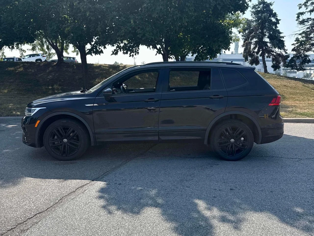 VW Tiguan Comfortline R-Line Black * Авто финансиране* Карфа - изображение 2