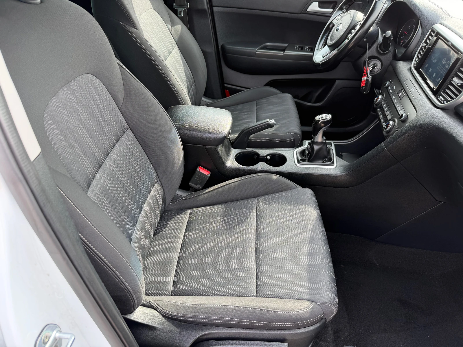 Kia Sportage 1.6 GDI(КАТО НОВA), снимка 13 - Автомобили и джипове - 53915482