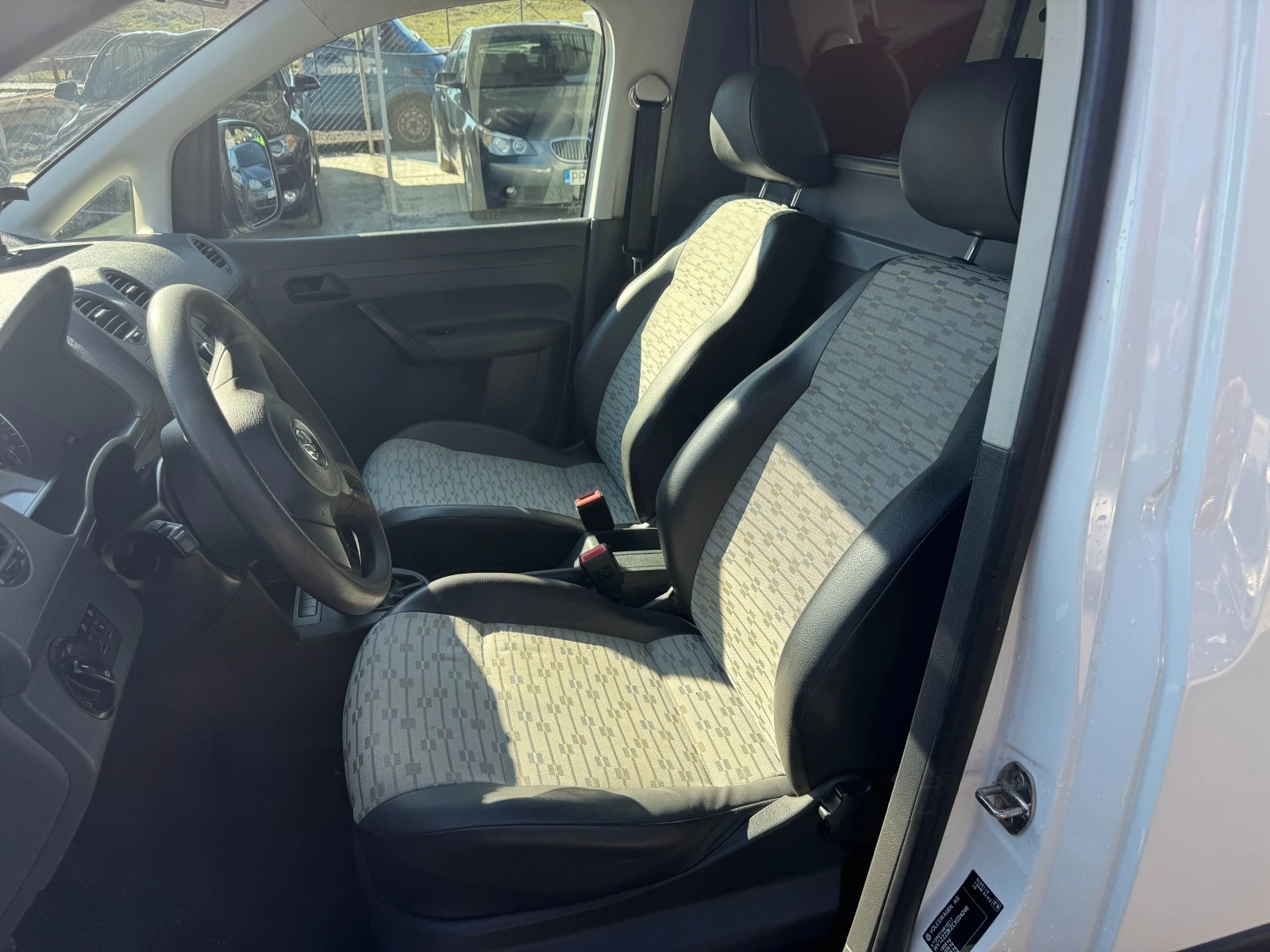 VW Caddy 1.6 TDI, снимка 9 - Автомобили и джипове - 53802084