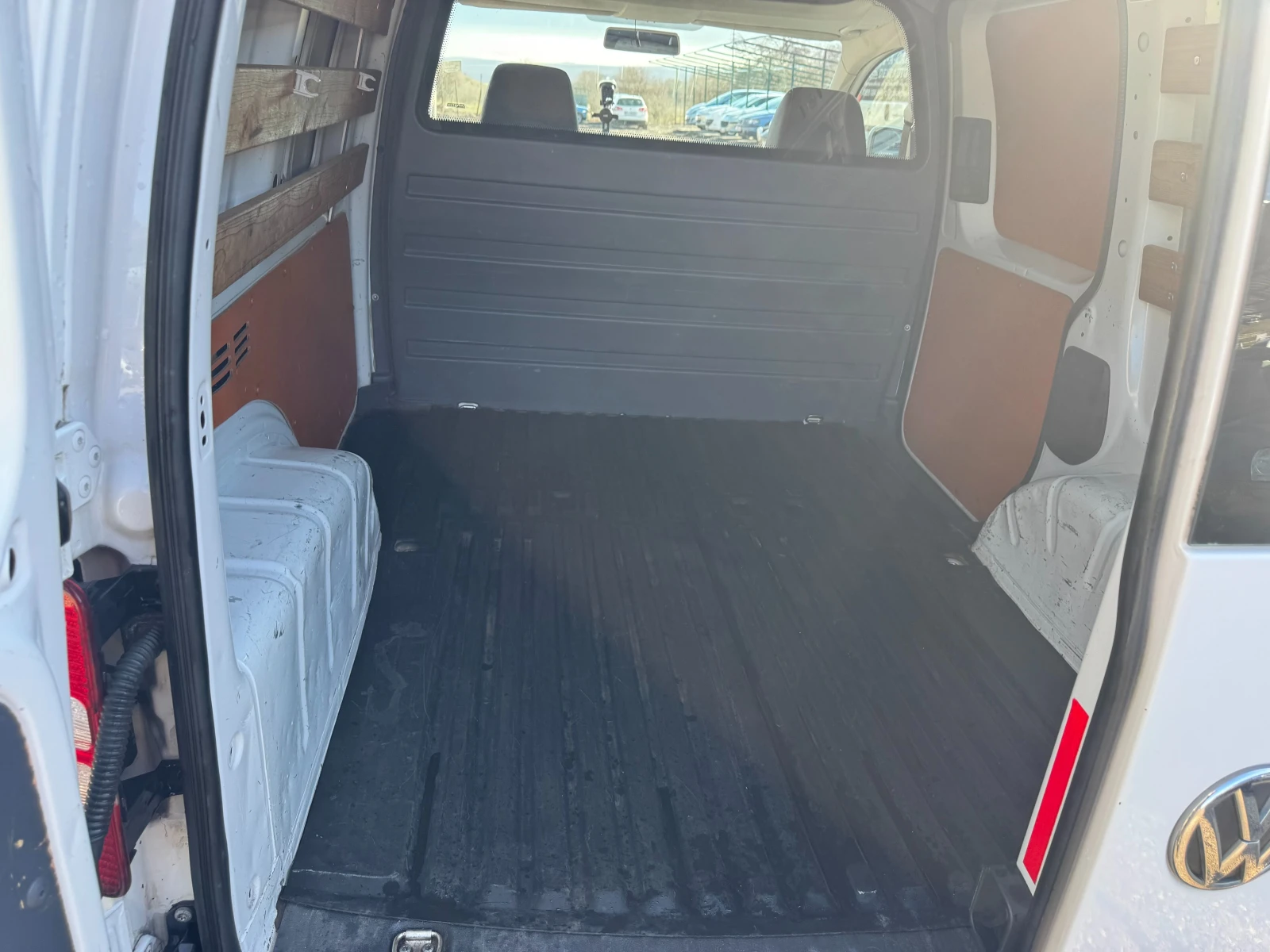 VW Caddy 1.6 TDI, снимка 11 - Автомобили и джипове - 53802084