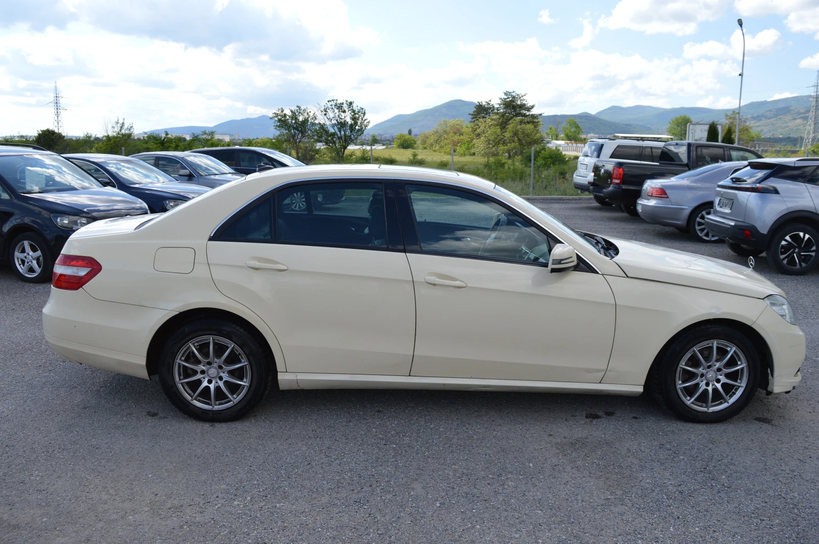 Mercedes-Benz E 200 2.2CDI-FULL EKSTRI, снимка 4 - Автомобили и джипове - 54595831
