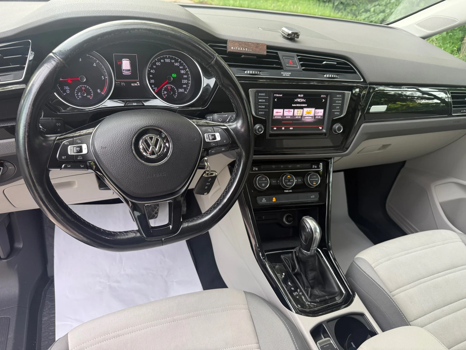 VW Touran 2.0-150к-7Места Автоматик, снимка 7 - Автомобили и джипове - 54767712