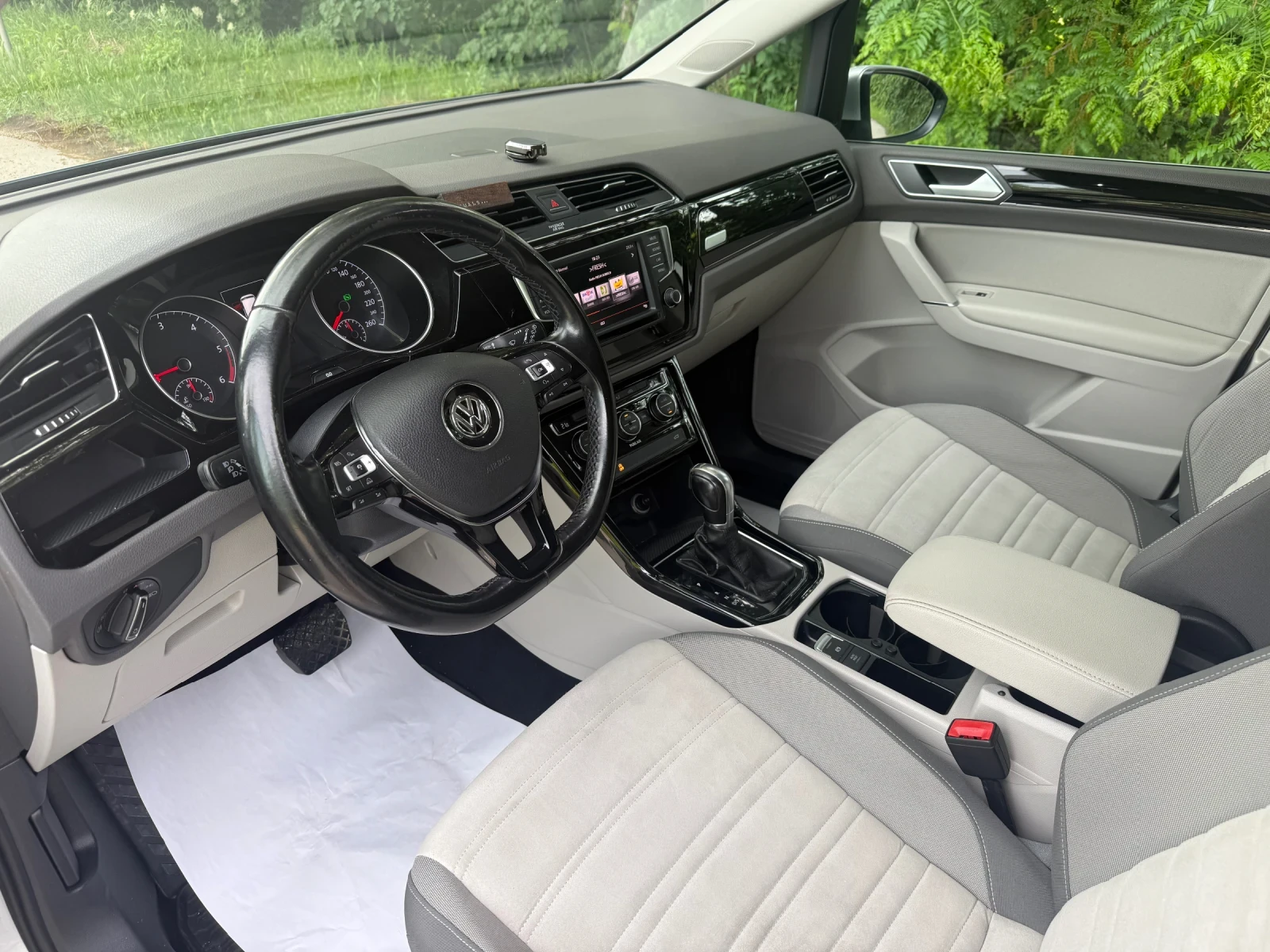 VW Touran 2.0-150к-7Места Автоматик, снимка 8 - Автомобили и джипове - 54767712