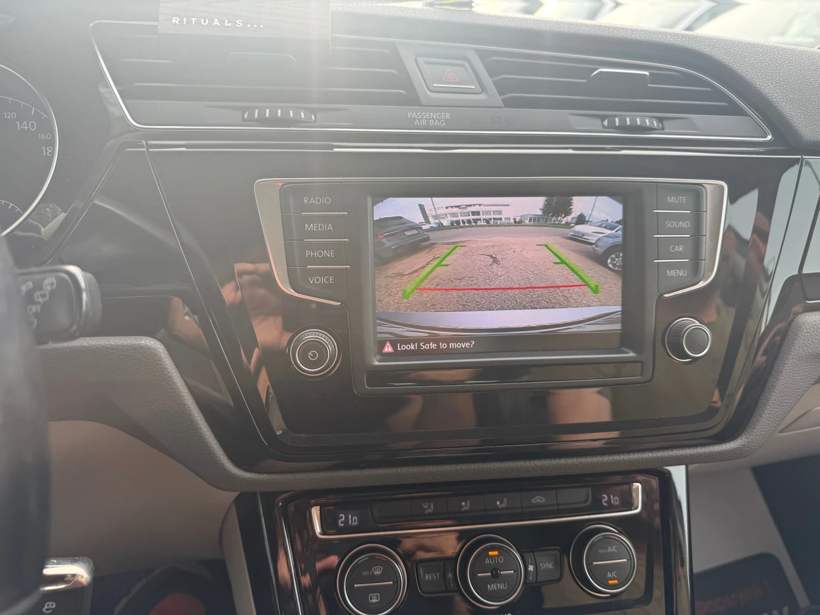 VW Touran 2.0-150к-7Места Автоматик, снимка 12 - Автомобили и джипове - 54767712