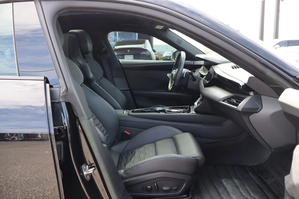 Audi E-Tron GT PREMIUM* PLUS* AWD* S* LINE* ДИСТРОНИК* ПАНОРАМА* , снимка 16 - Автомобили и джипове - 56209230