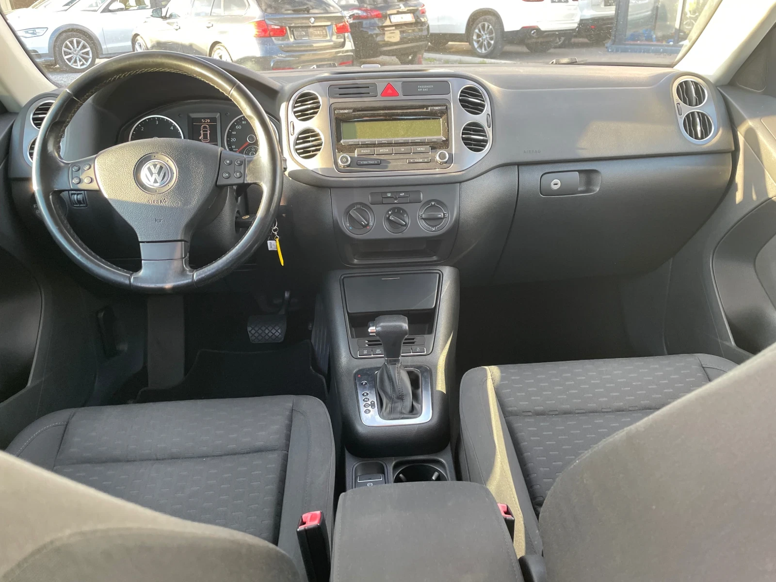 VW Tiguan 2.0 TDI4x4, снимка 10 - Автомобили и джипове - 54151360