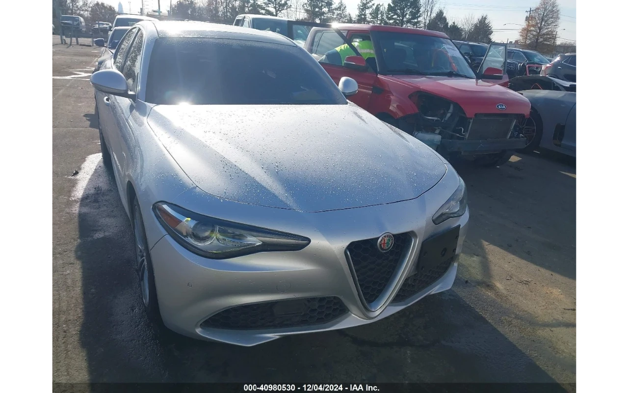 Alfa Romeo Giulia 2.0L TI AWD * Дистроник - изображение 2