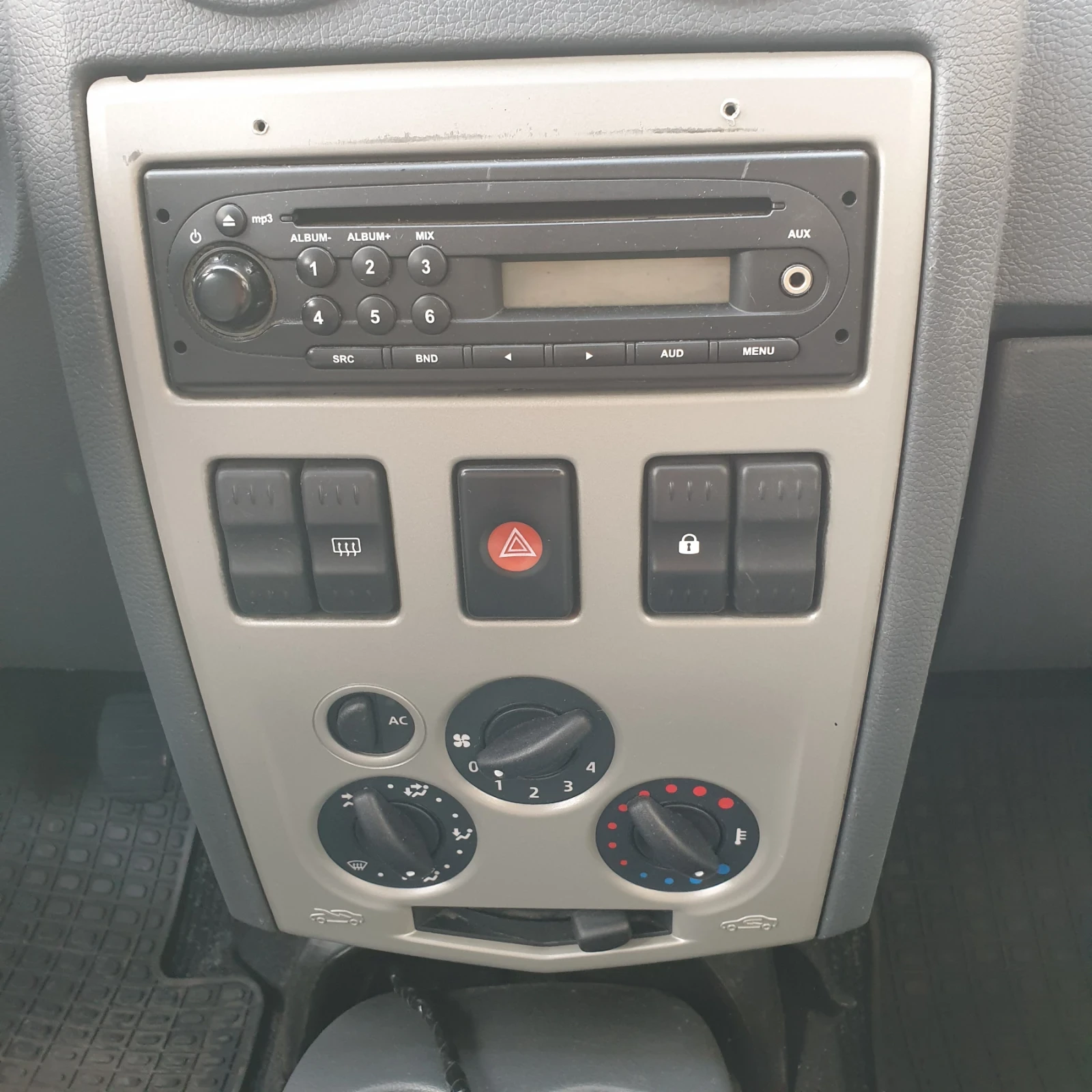 Dacia Logan, снимка 8 - Автомобили и джипове - 54584763