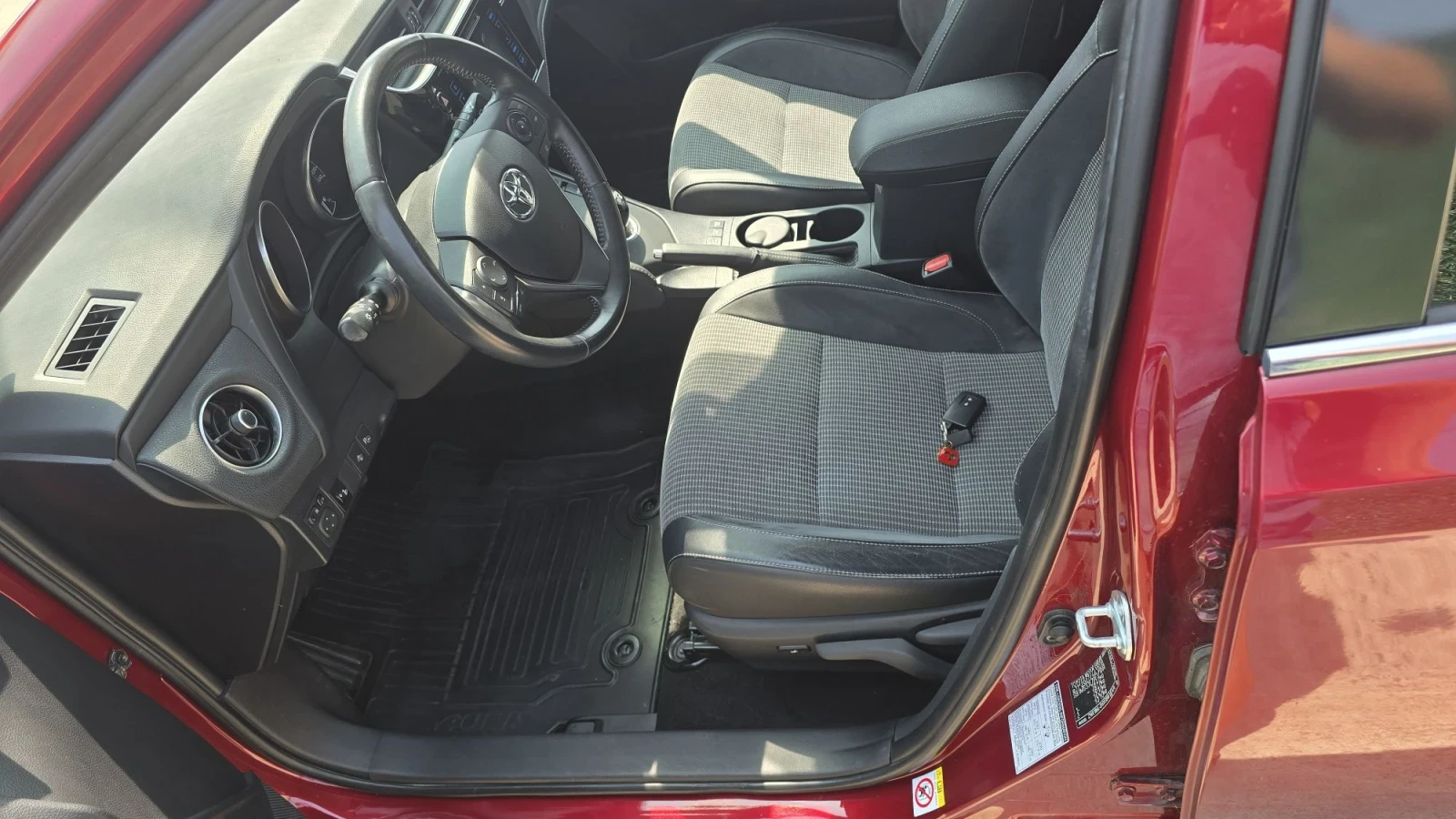 Toyota Auris 45300km, снимка 8 - Автомобили и джипове - 55678290